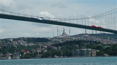 K­ö­p­r­ü­d­e­k­i­ ­B­e­ş­i­k­t­a­ş­ ­b­a­y­r­a­ğ­ı­ ­y­a­k­ı­l­d­ı­